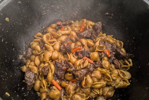 Макароны с мясом в казане на плите