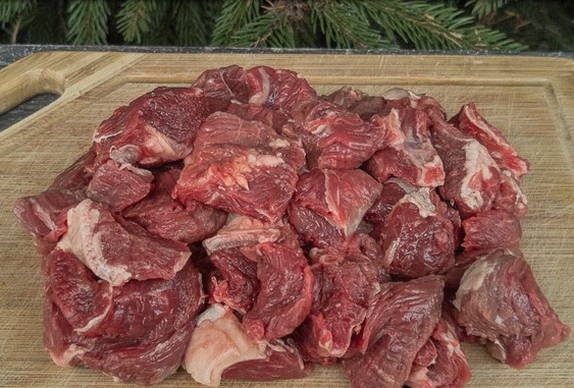 Макароны с мясом в казане на плите