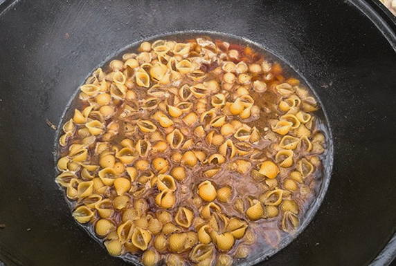 Макароны с мясом в казане на плите