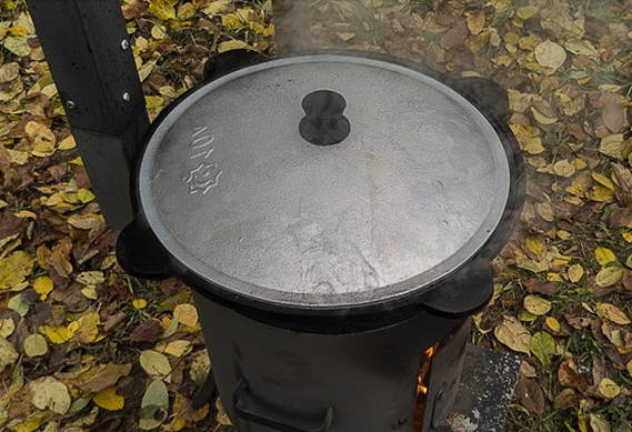 Макароны с мясом в казане на плите