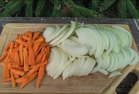 Макароны с мясом в казане на плите