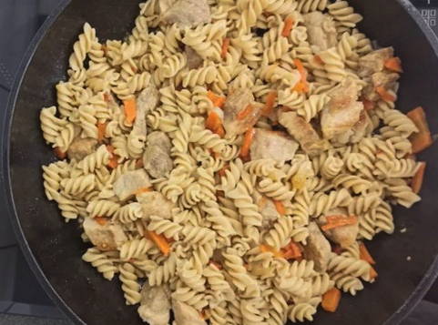 Макароны с мясом, луком и морковью на сковороде