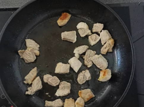 Макароны с мясом, луком и морковью на сковороде