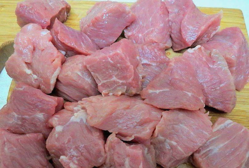Макароны с мясом, луком и морковью на сковороде