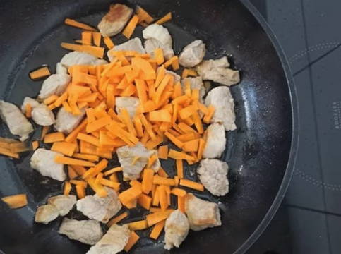 Макароны с мясом, луком и морковью на сковороде