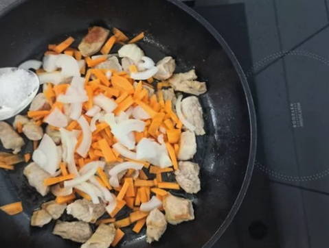 Макароны с мясом, луком и морковью на сковороде