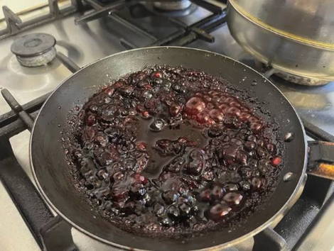 Соус из черной смородины для мяса