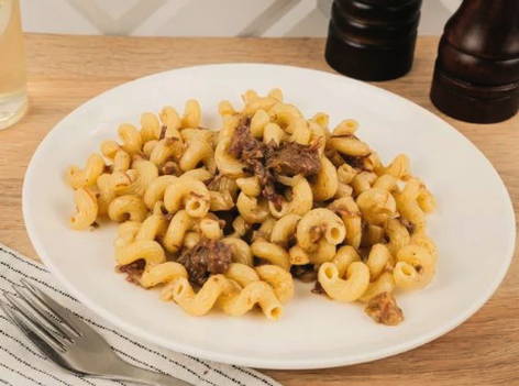 Макароны с тушенкой в кастрюле