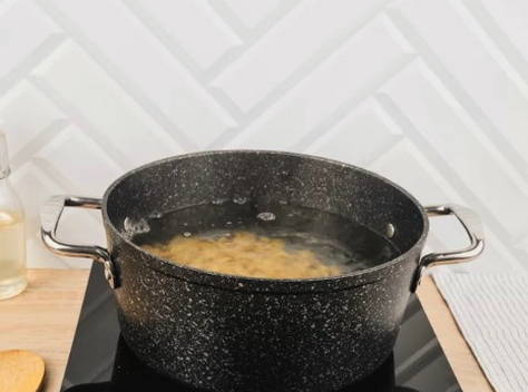 Макароны с тушенкой в кастрюле