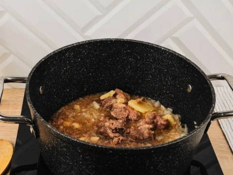 Макароны с тушенкой в кастрюле