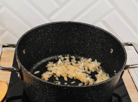 Макароны с тушенкой в кастрюле