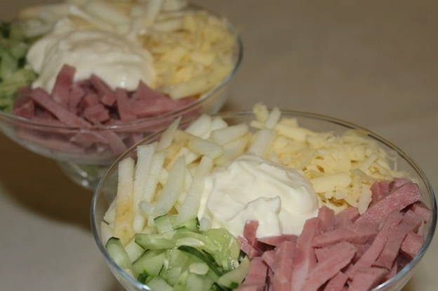 Салат «Коктейль» с ветчиной и огурцами