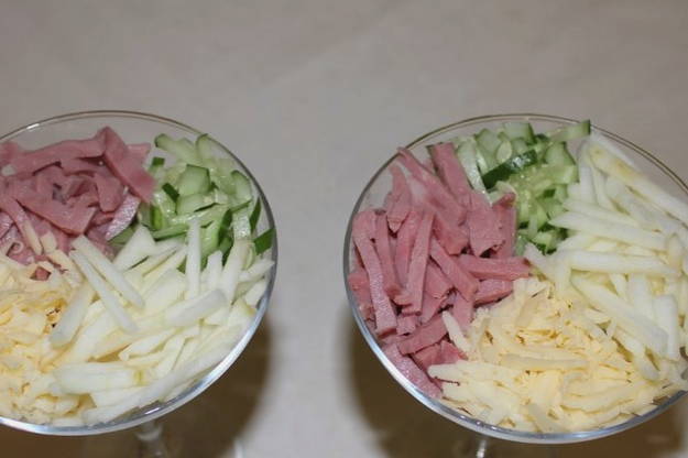 Салат «Коктейль» с ветчиной и огурцами
