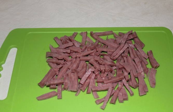 Салат «Коктейль» с ветчиной и огурцами