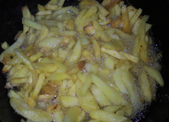 Салат «Козел в огороде» с мясом и жареной картошкой