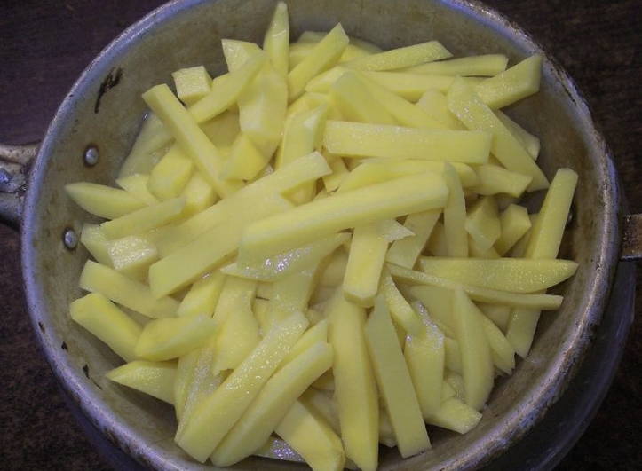 Салат «Козел в огороде» с мясом и жареной картошкой