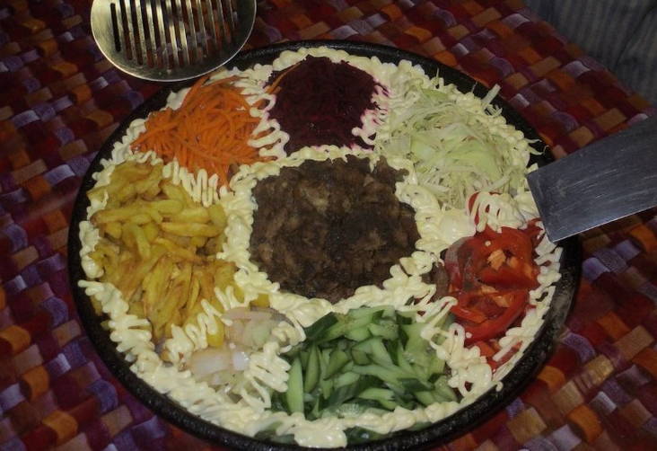 Салат «Козел в огороде» с мясом и жареной картошкой