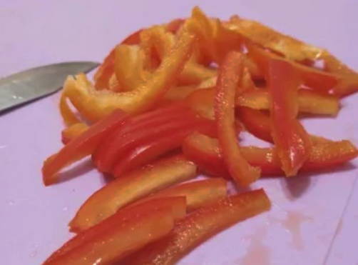 Салат «Козел в огороде» с колбасой