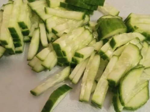 Салат «Козел в огороде» с колбасой