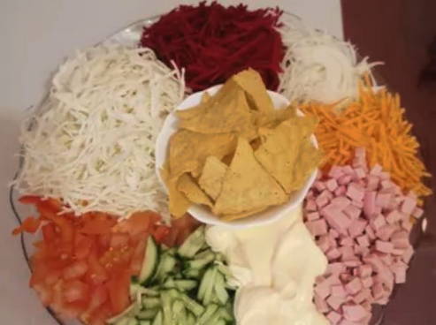 Салат «Козел в огороде» с колбасой