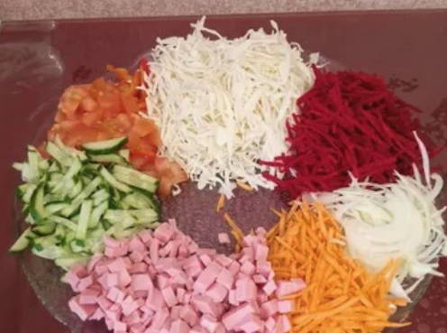 Салат «Козел в огороде» с колбасой