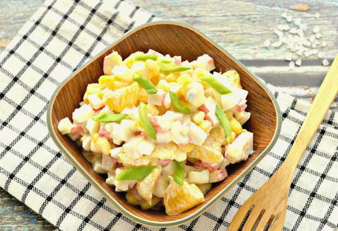 Салат «Королевский» с крабовыми палочками и апельсином