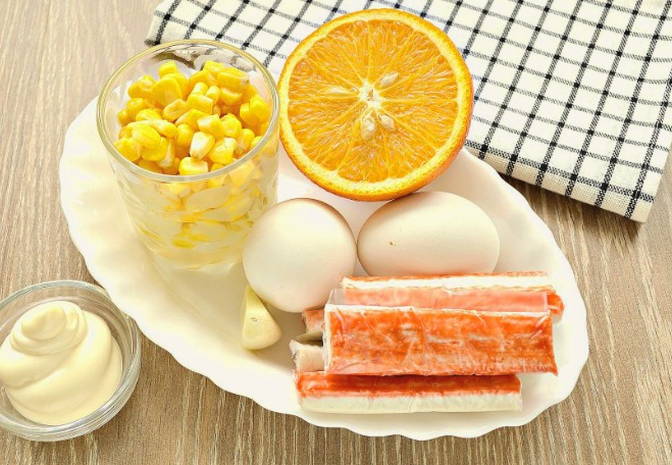 Салат «Королевский» с крабовыми палочками и апельсином