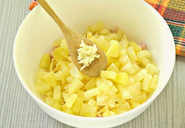Салат «Королевский» с копченой курицей