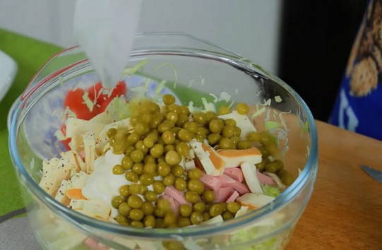 Салат из свежей капусты с ветчиной