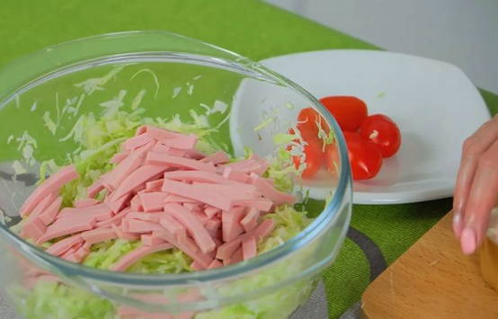Салат из свежей капусты с ветчиной