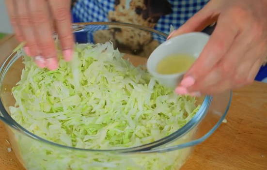 Салат из свежей капусты с ветчиной