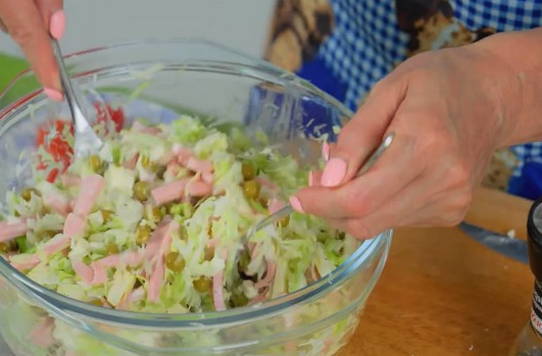 Салат из свежей капусты с ветчиной