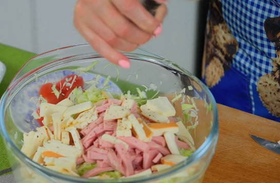 Салат из свежей капусты с ветчиной