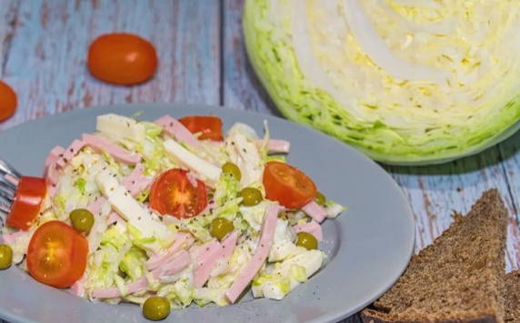Салат из свежей капусты с ветчиной