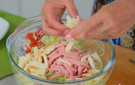 Салат из свежей капусты с ветчиной