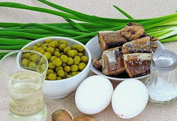 Салат из сайры консервированной, с яйцом, луком и зеленым горошком
