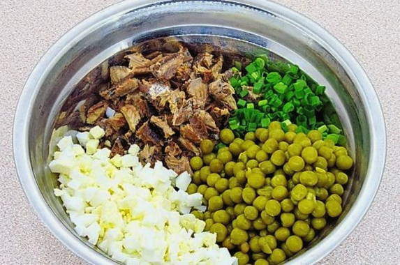 Салат из сайры консервированной, с яйцом, луком и зеленым горошком