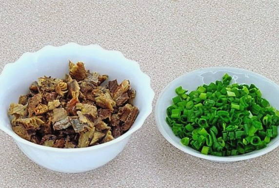 Салат из сайры консервированной, с яйцом, луком и зеленым горошком