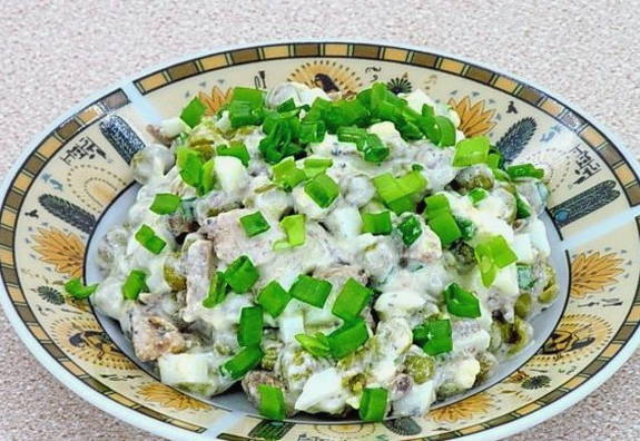 Салат из сайры консервированной, с яйцом, луком и зеленым горошком