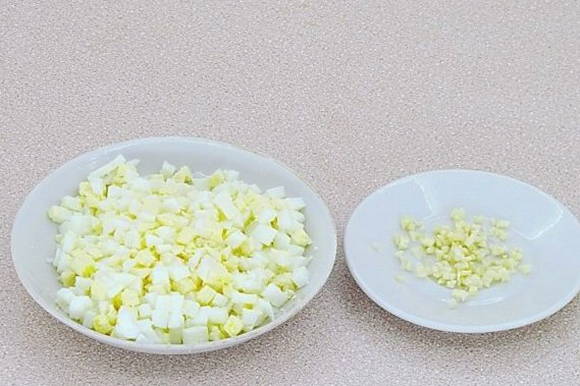 Салат из сайры консервированной, с яйцом, луком и зеленым горошком