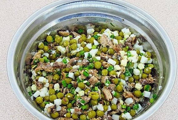 Салат из сайры консервированной, с яйцом, луком и зеленым горошком
