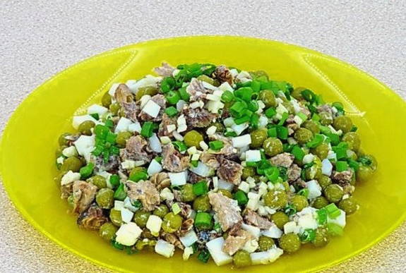 Салат из сайры консервированной, с яйцом, луком и зеленым горошком