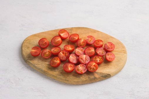 Салат из рукколы с помидорами, моцареллой и бальзамическим соусом