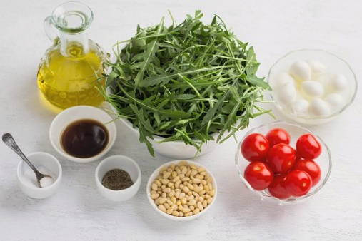 Салат из рукколы с помидорами, моцареллой и бальзамическим соусом