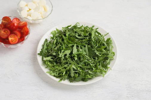 Салат из рукколы с помидорами, моцареллой и бальзамическим соусом