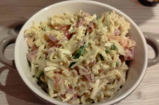 Салат из роллтона с колбасой и помидорами