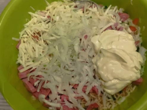 Салат из роллтона с колбасой и помидорами