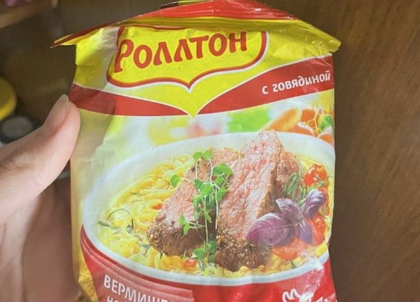 Салат из роллтона с колбасой и помидорами