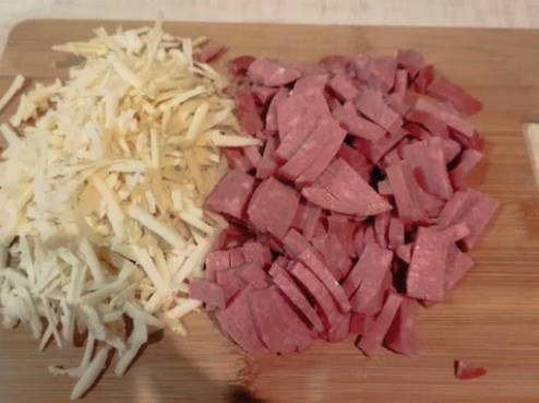 Салат из роллтона с колбасой и помидорами