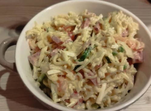 Салат из роллтона с колбасой и помидорами